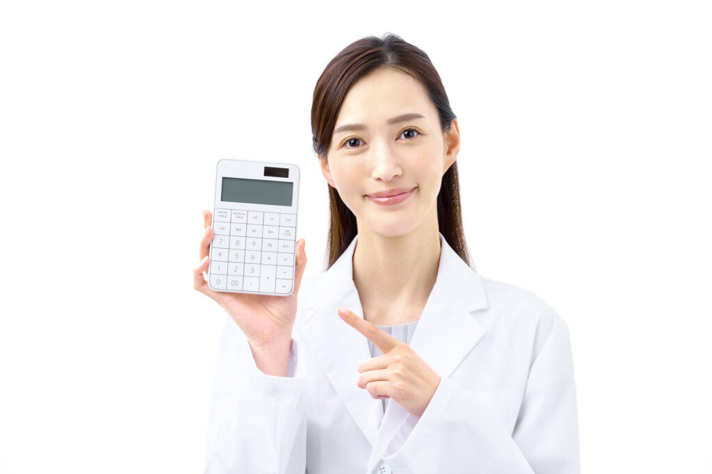 インプラントの費用を計算する歯科医師