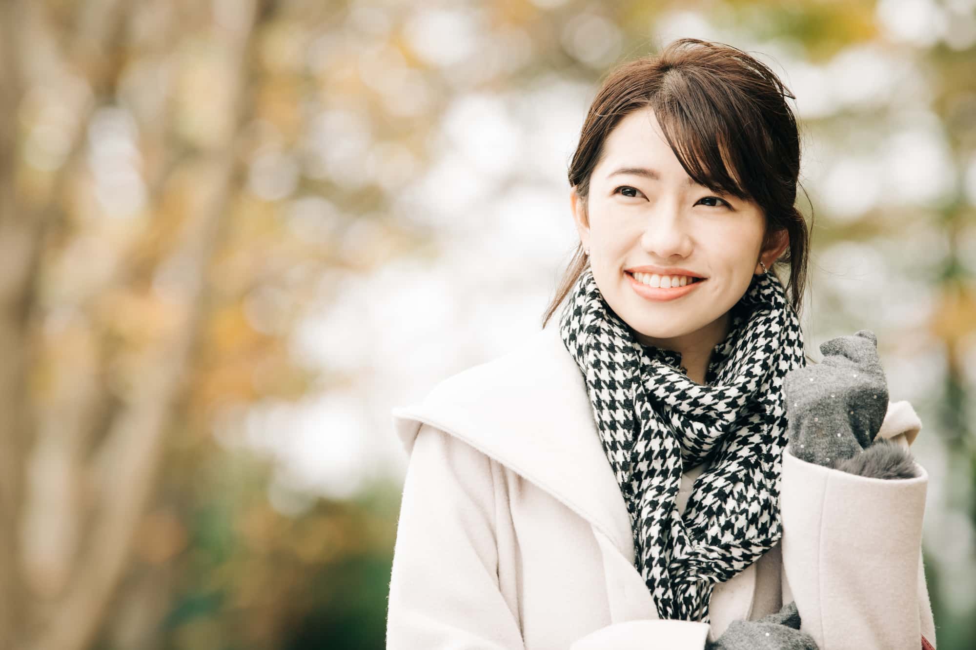 笑顔で散歩を楽しむ女性