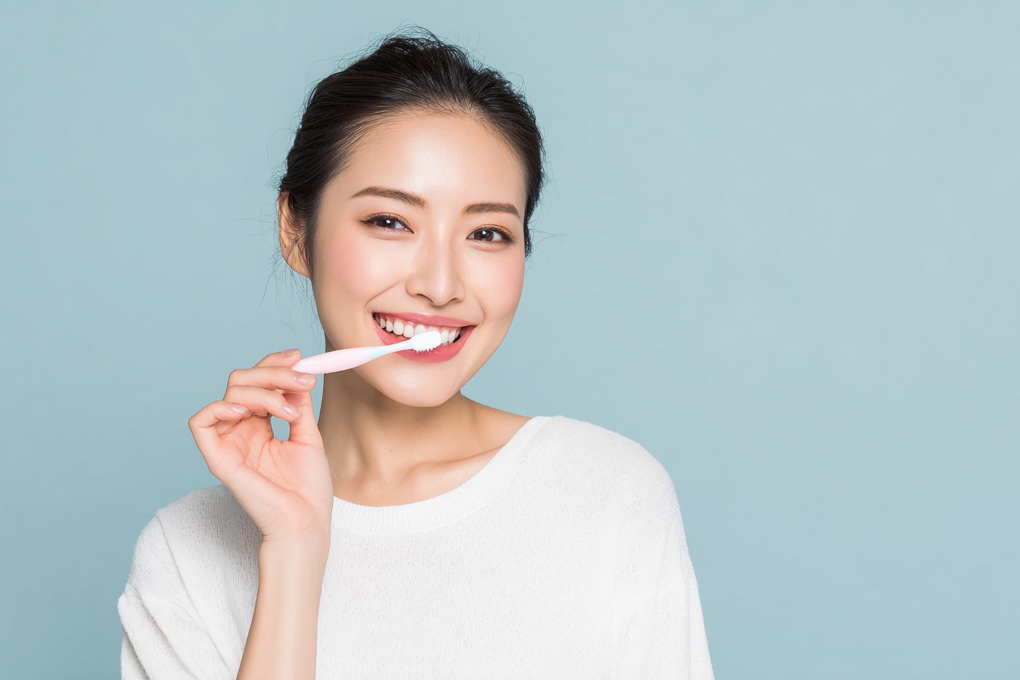 予防歯科を受診後も毎日のケアを大切にする女性