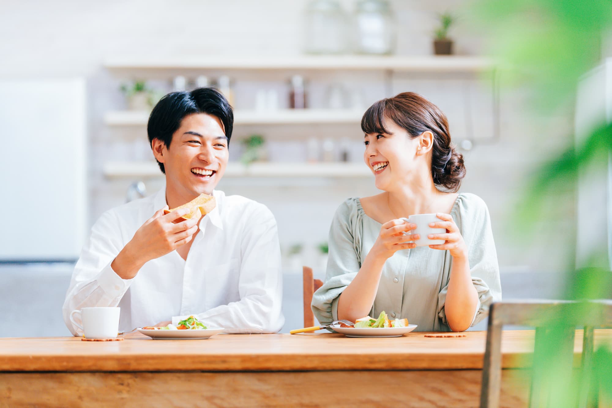 ダイニングで食事と会話を楽しむ夫婦