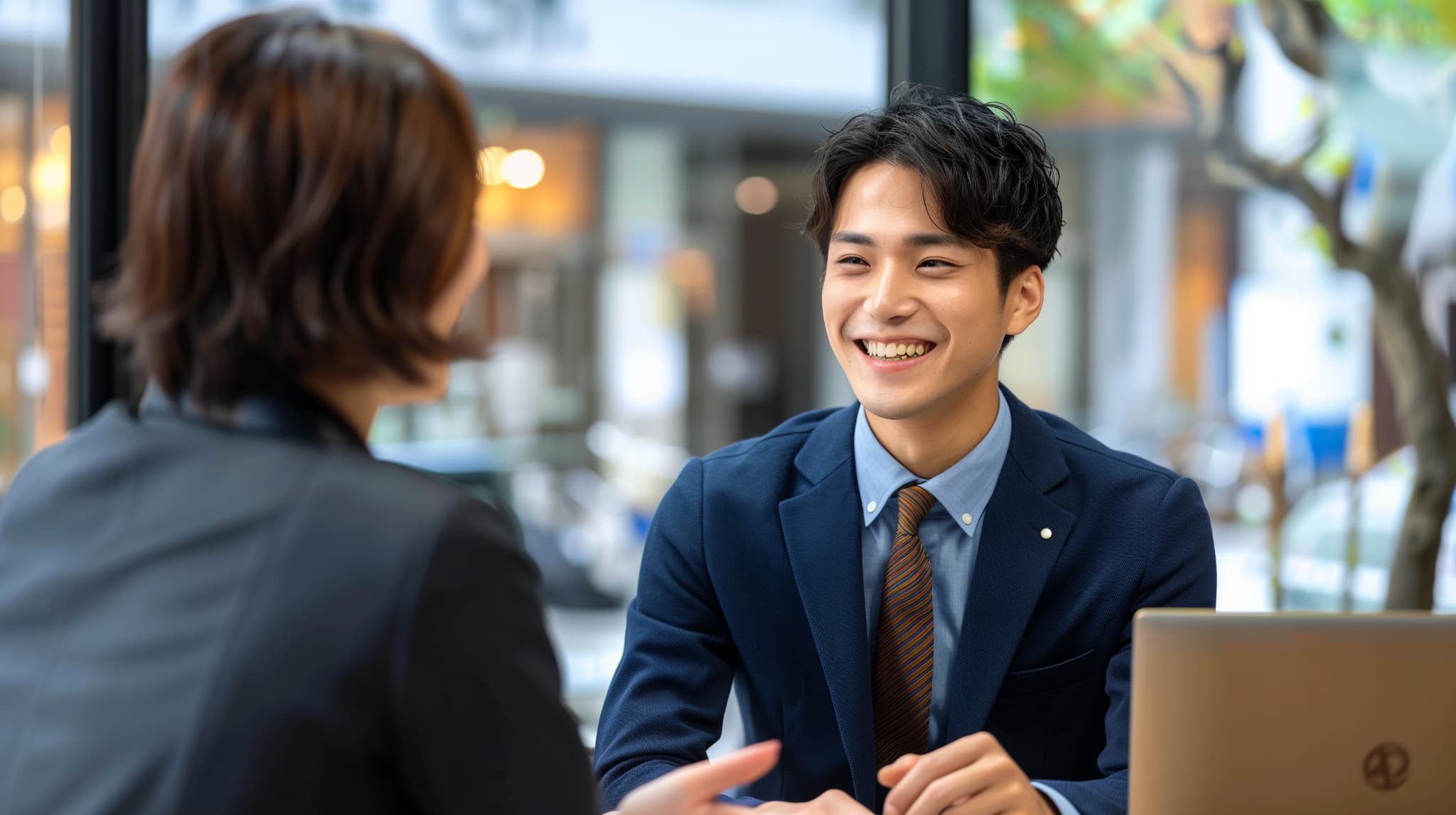 笑顔で仕事をしている男性