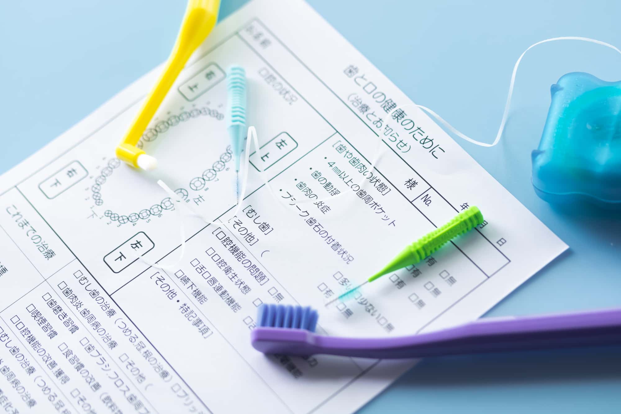 歯周病予防のために適切なデンタルケアと定期歯科検診を受けるイメージ