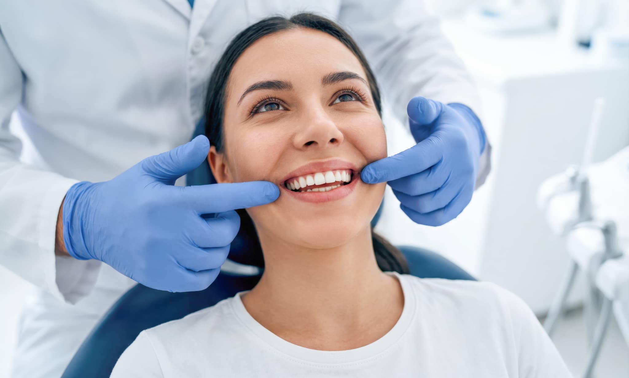 ブリッジ治療の仕上がりを確認する女性