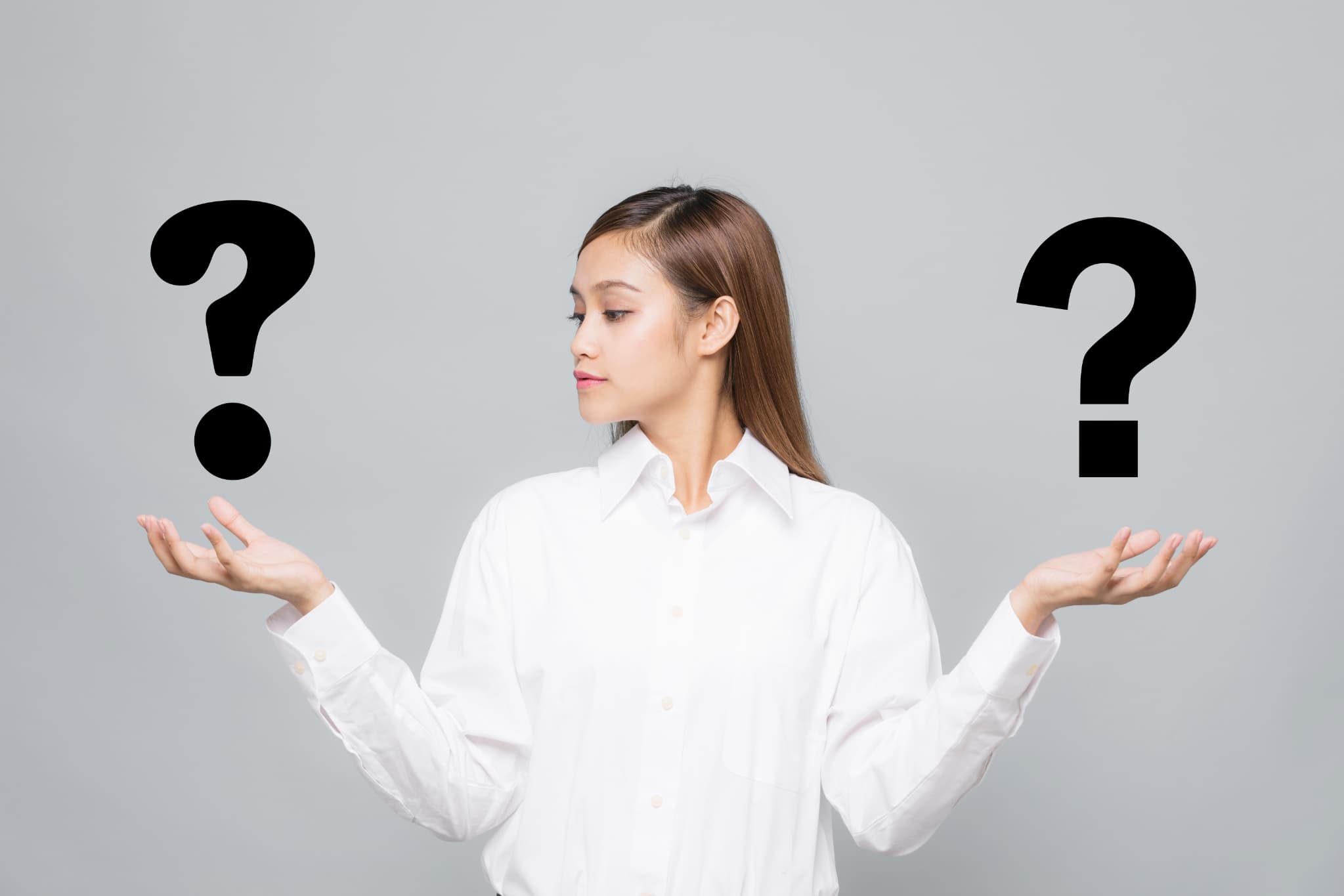 保険診療と自費診療のブリッジの違いを比較する女性