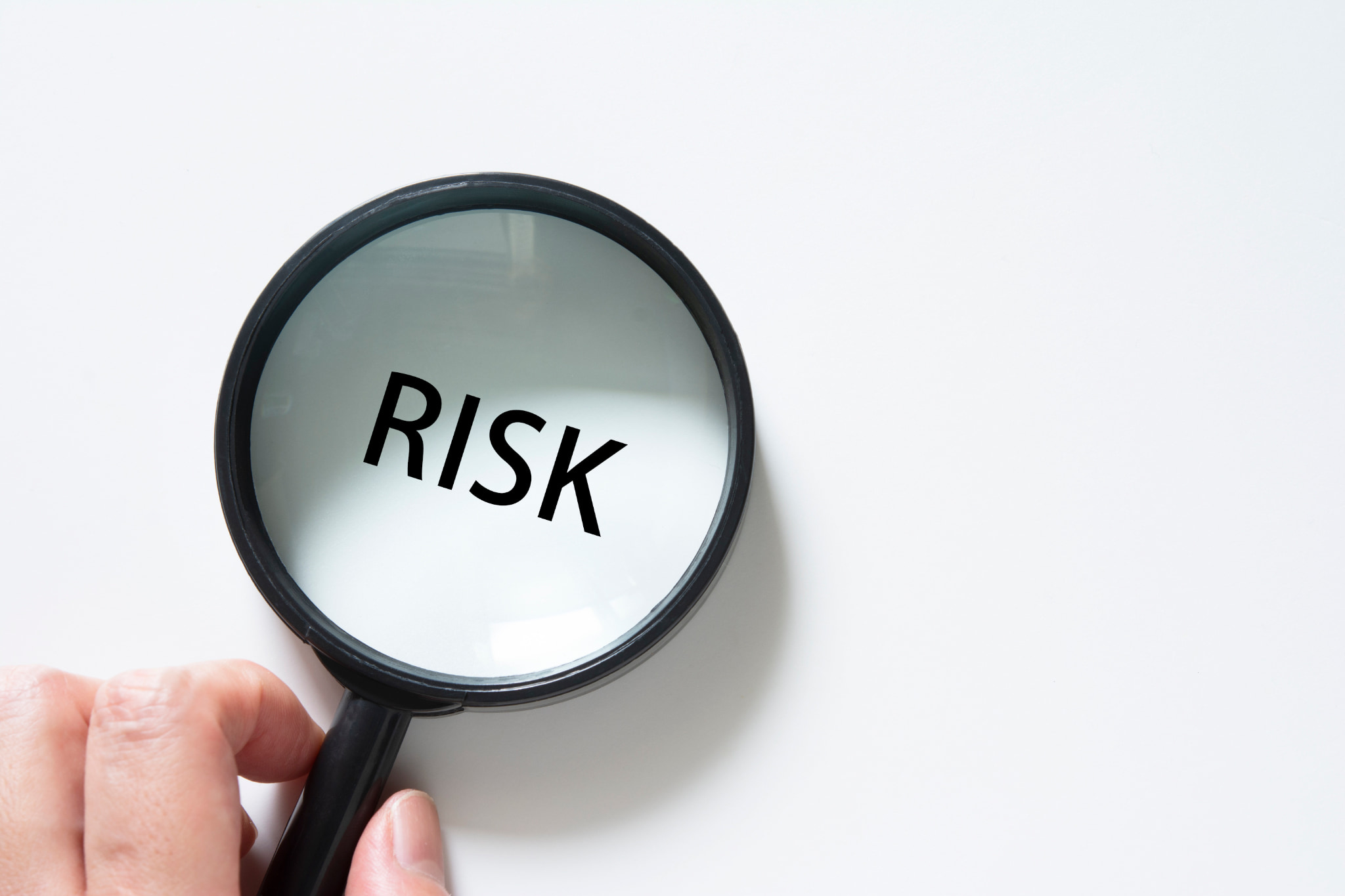 インプラント治療後の歯磨きを怠っておこるリスクを説明するイメージ