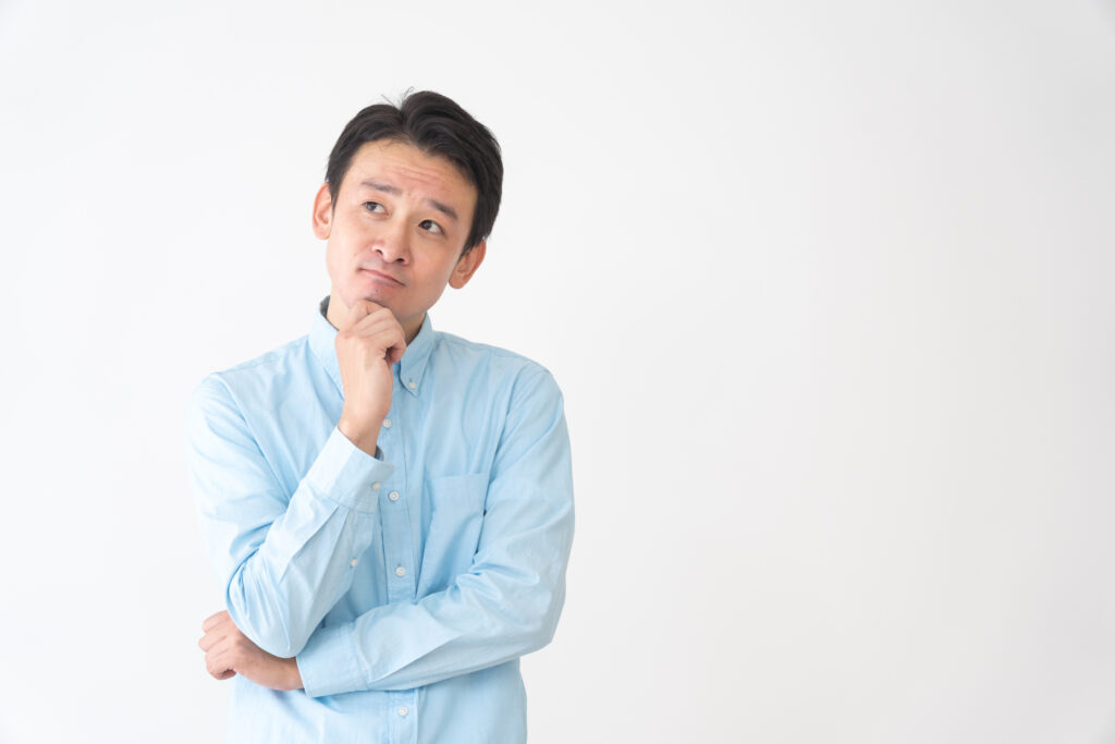 入れ歯が見た目でわかるかどうかを考えている男性