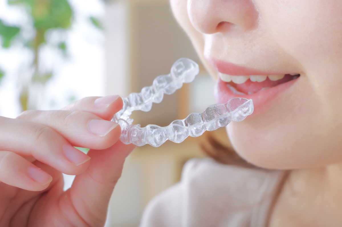 マウスピース矯正している女性