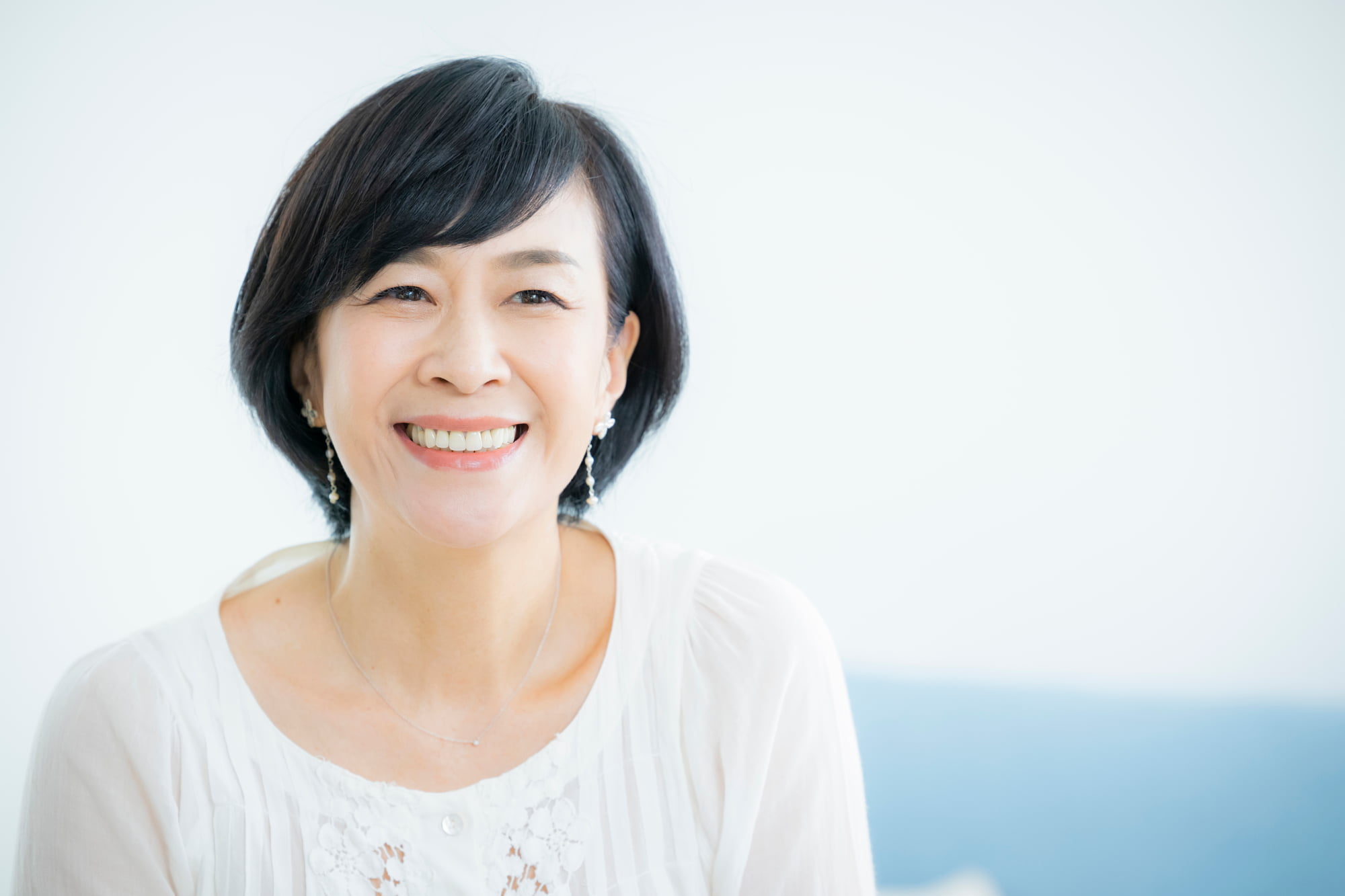 選択したセラミックの歯に満足して笑う女性