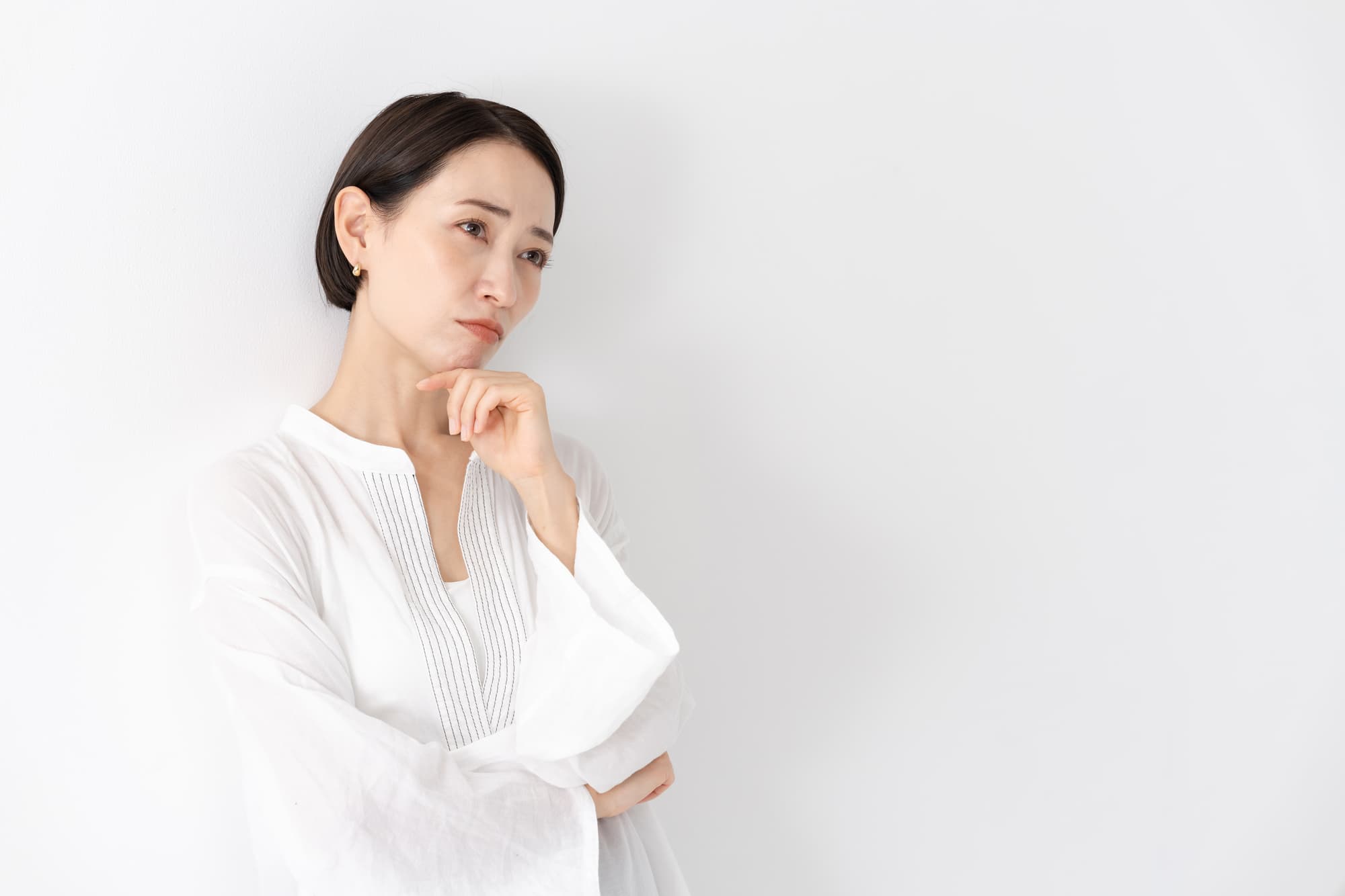 後戻りを起こしたときはどうしたらいいのか悩む女性