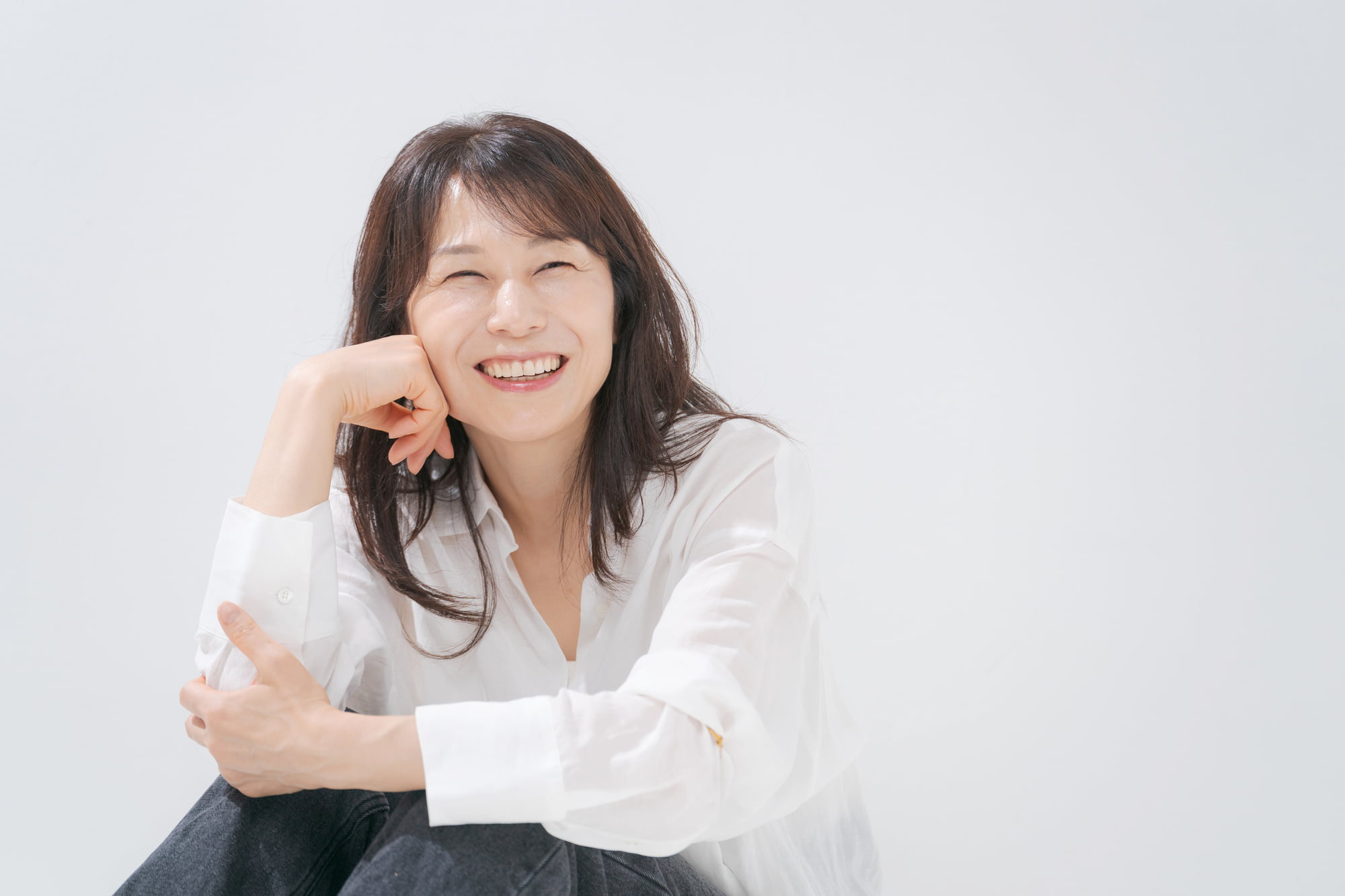 綺麗なセラミックの歯で笑う女性