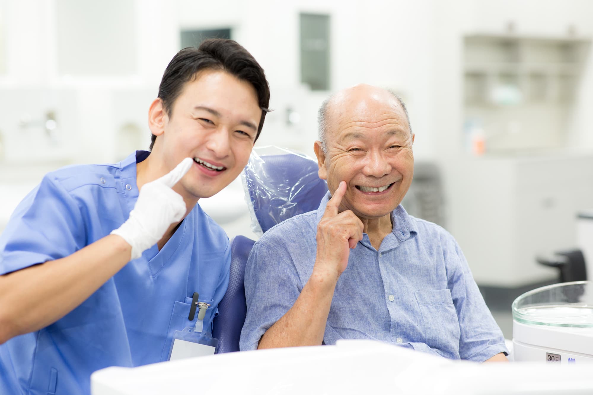 歯周外科治療を受けた男性と歯科医師