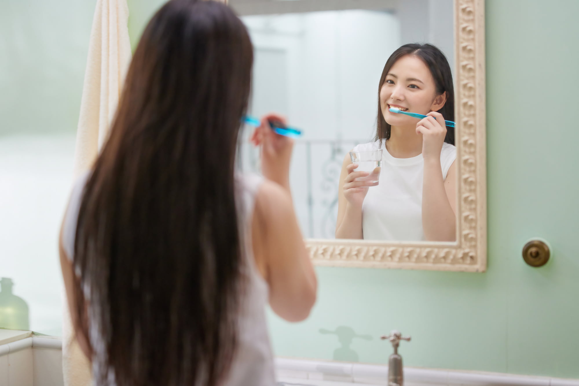 口臭を予防するために丁寧に歯磨きをする女性