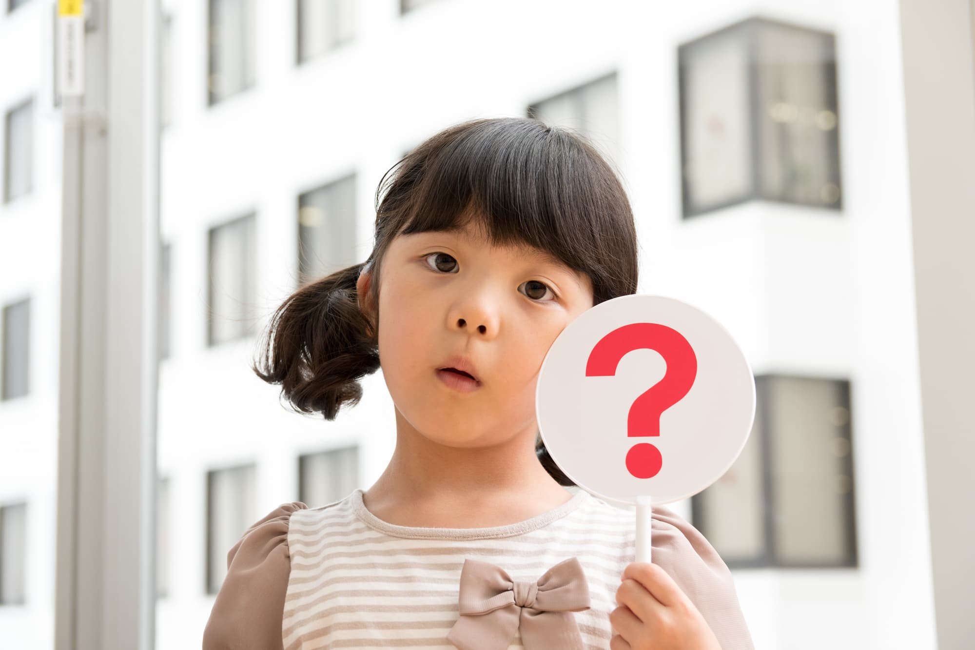 口呼吸をしている子どもとハテナマーク