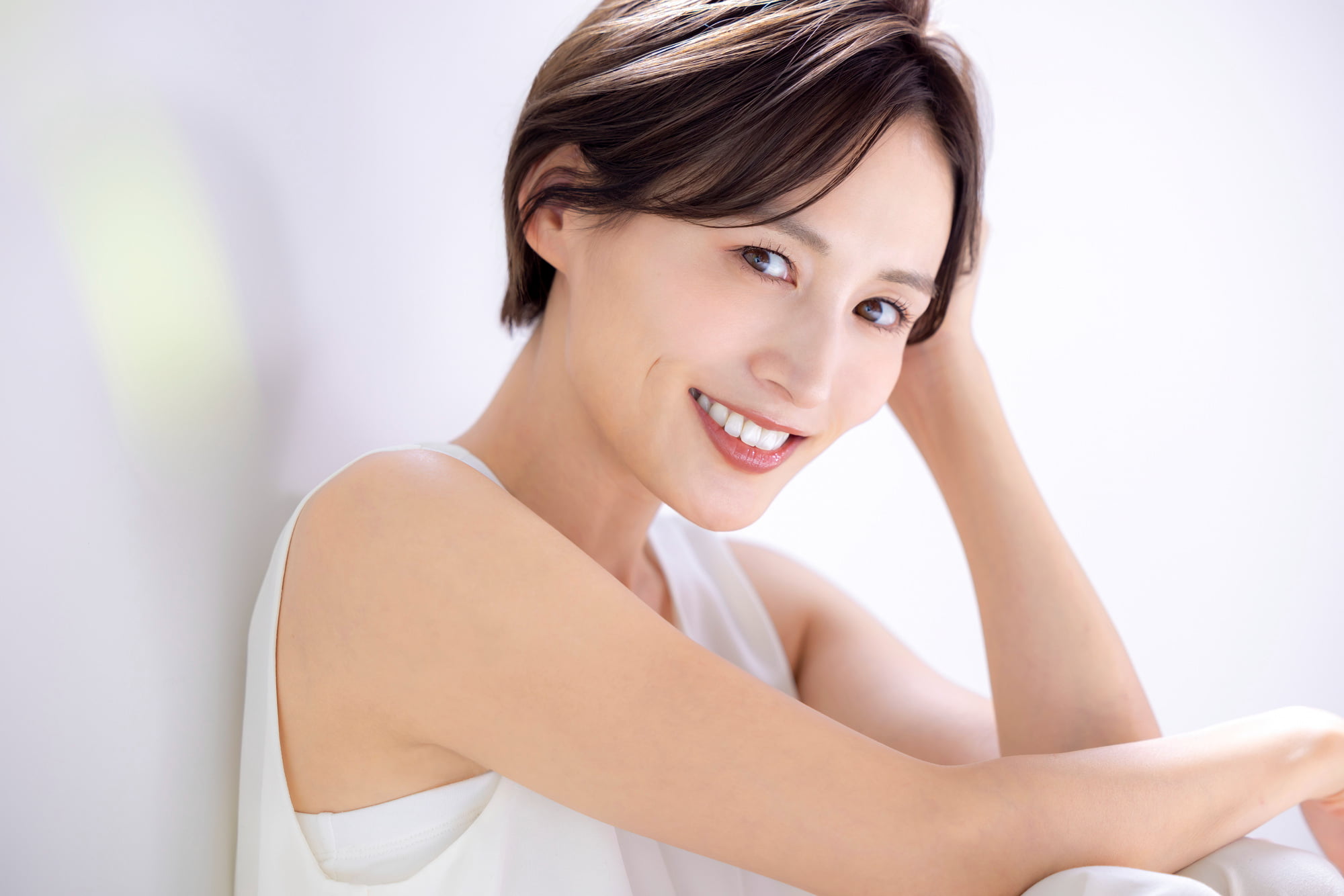 セラミック治療に満足してほほ笑む女性