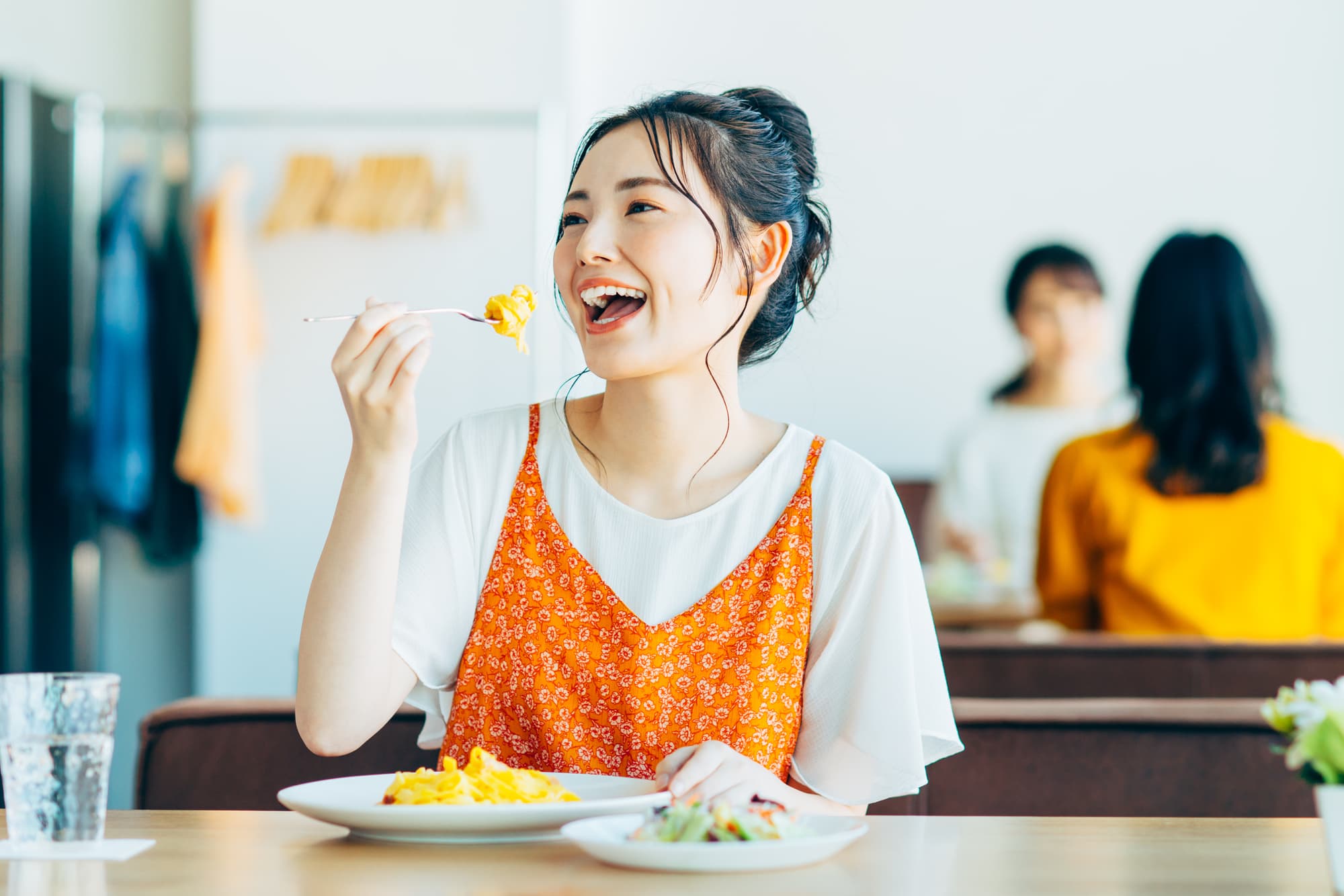 根管治療を終えて食事を楽しむ女性