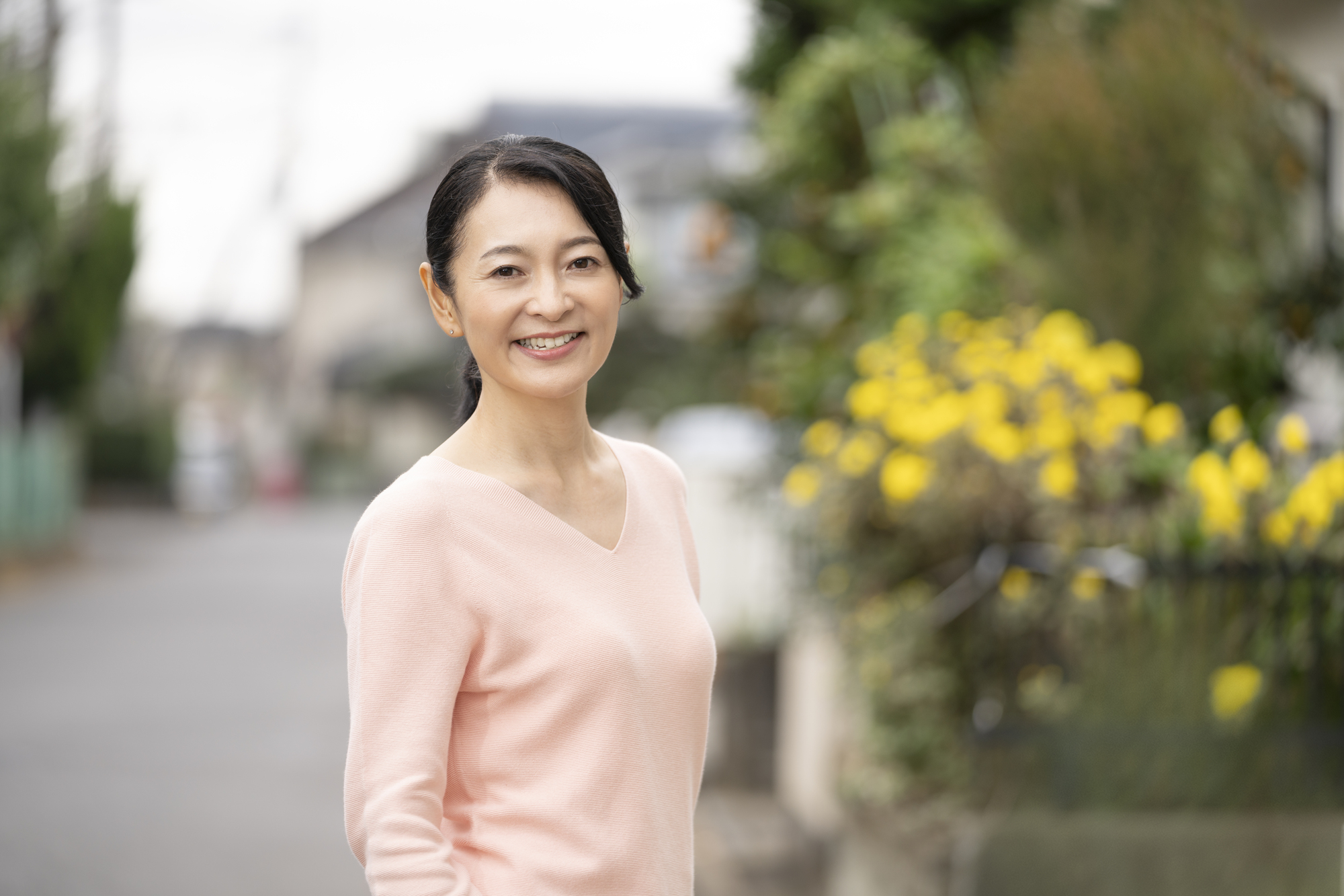 適切なケアで健康な歯ぐきを維持しているミドル女性